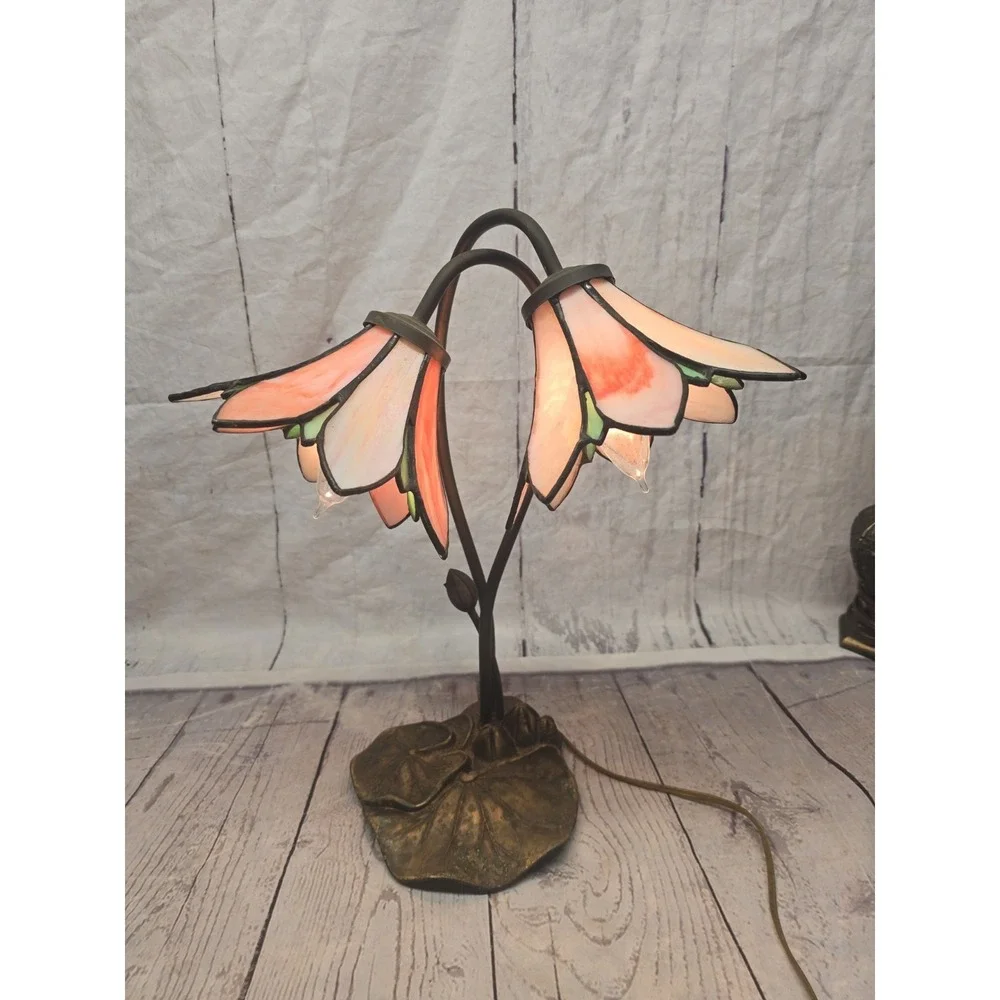 VTG. Tiffany Style Slag Glass  Flower Stained Glass Table Lamp Lily Pad Base